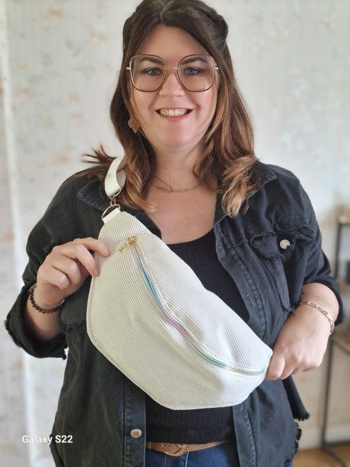 Sac banane, velours blanc cassé et motif crâne rouge fleurie 
