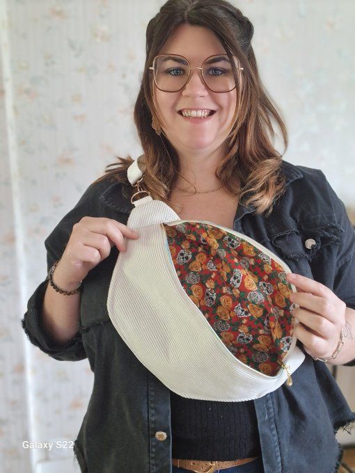 Sac banane, velours blanc cassé et motif crâne rouge fleurie 